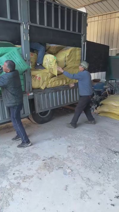 邢台发酵鸡粪，羊粪，有机肥正在卸车中